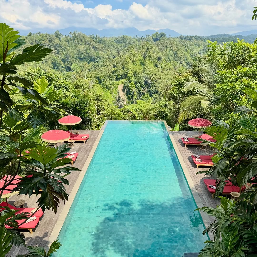 Public Instagram story by Luxury Travel Expert